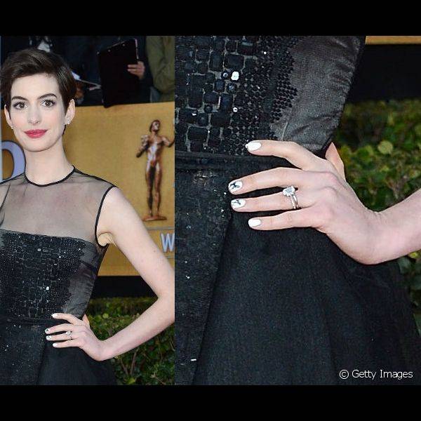 Discreta, Anne Hathaway decorou suas twin nails com desenhos de borboletas sobre esmalte branco no SAG Awards 2013